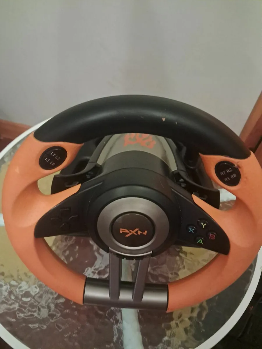 Racing wheel and pedals - Image 1