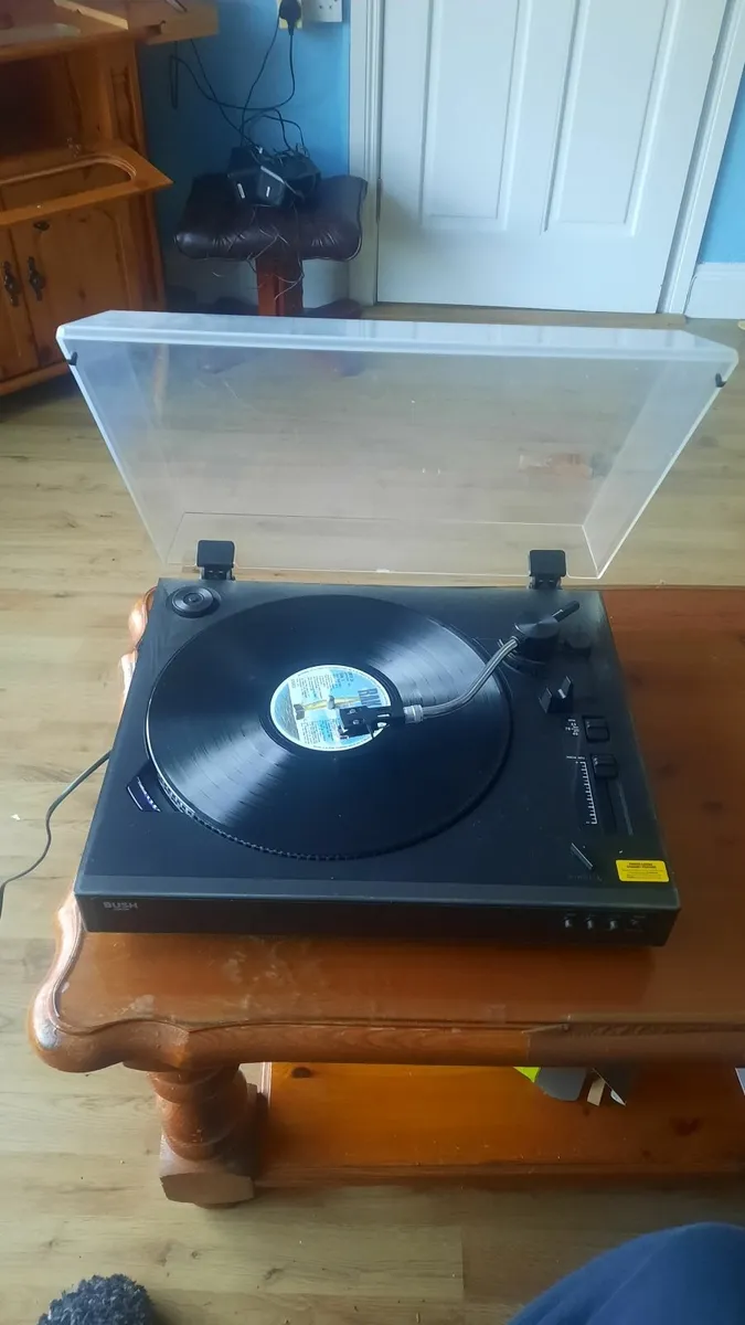 Record player and speakers - Image 1