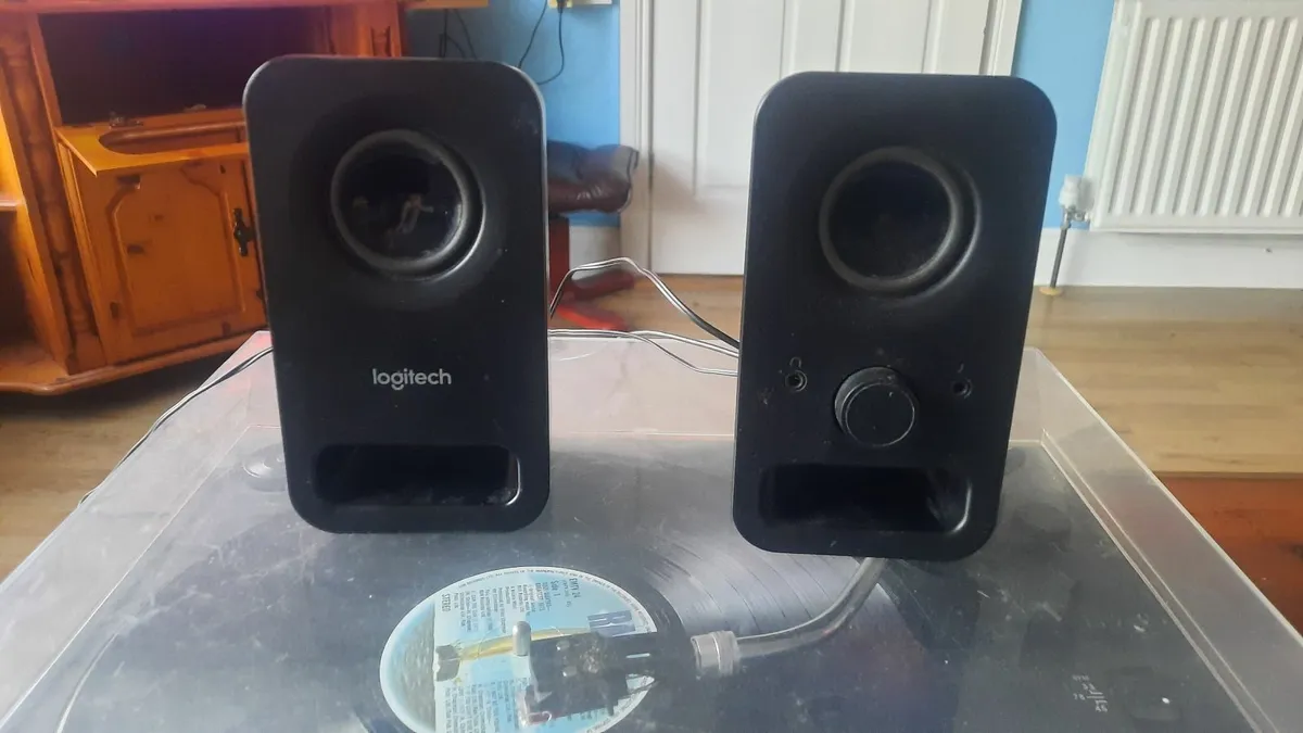 Record player and speakers - Image 3