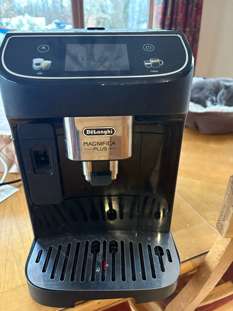 Delonghi Magnifica Plus coffee machine