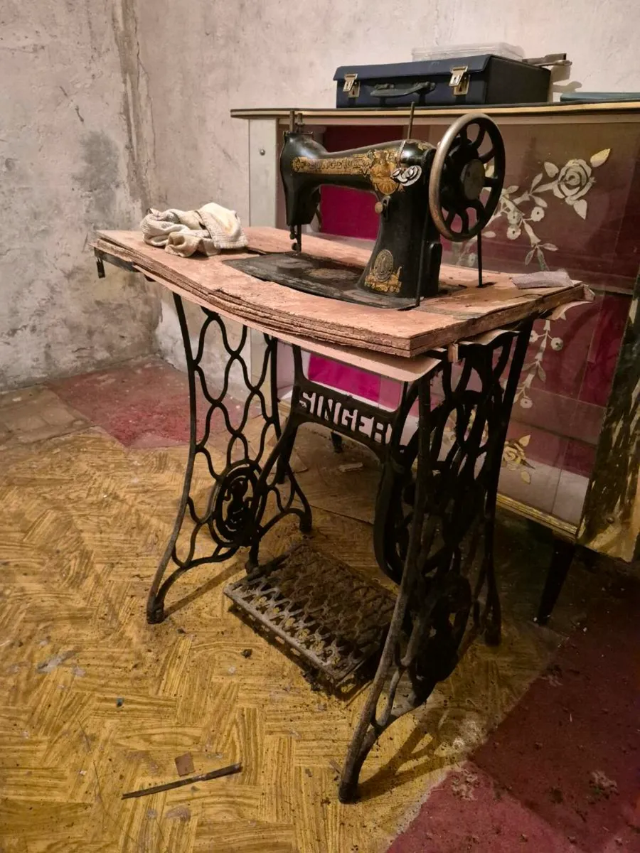 Singer sewing machine - Image 1