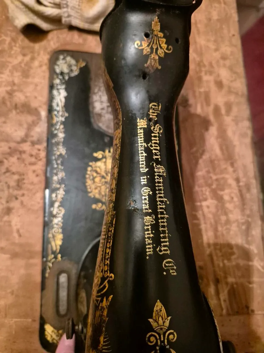 Singer sewing machine - Image 2