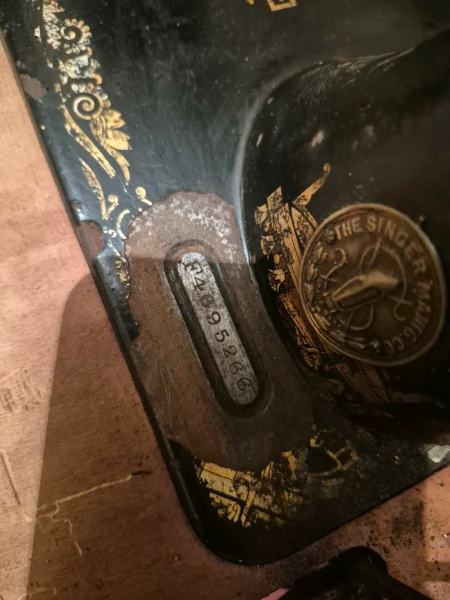 Singer sewing machine - Image 3