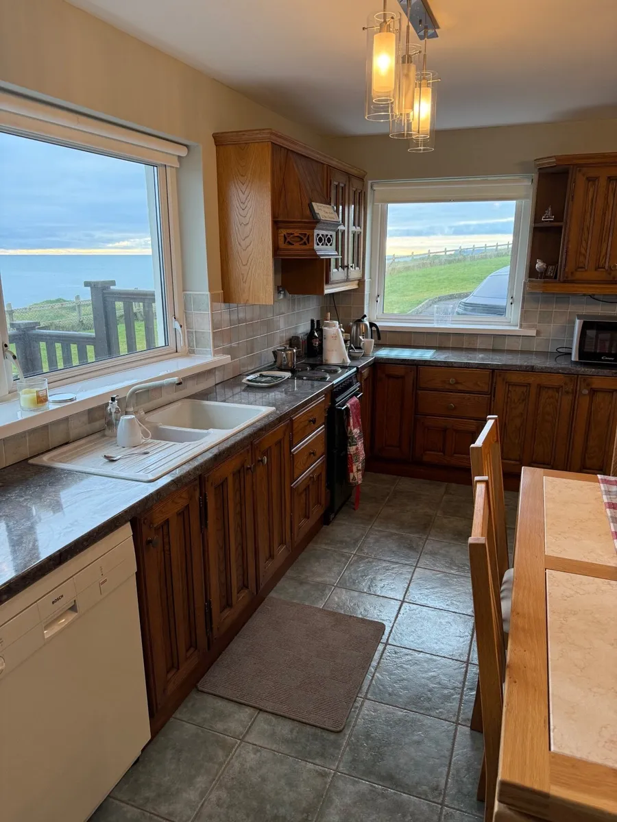 Kitchen units and appliances - Image 1