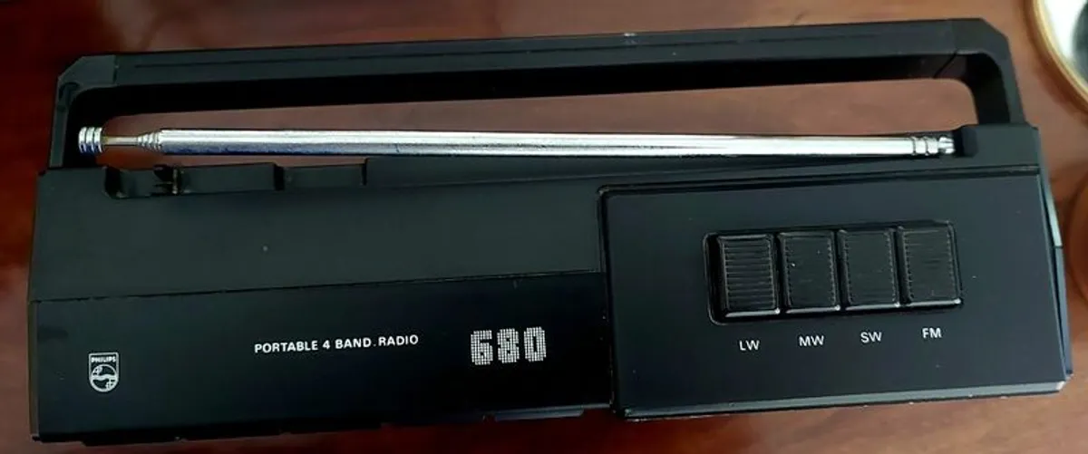 Vintage Phillips Schirroko 680 Portable Four Band Radio - Image 3