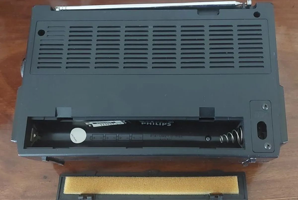 Vintage Phillips Schirroko 680 Portable Four Band Radio - Image 4