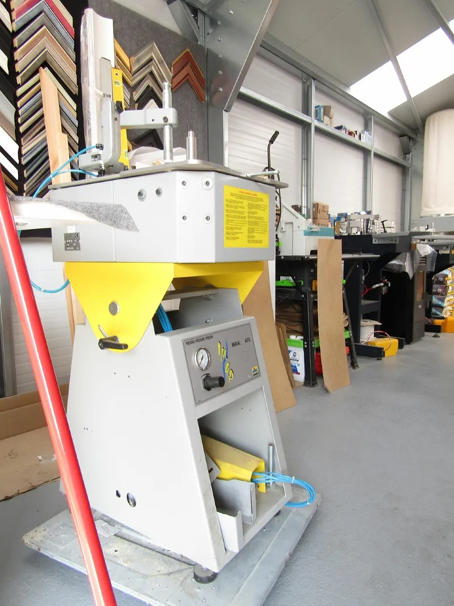 Under pinner & Canvas stretcher - Image 1