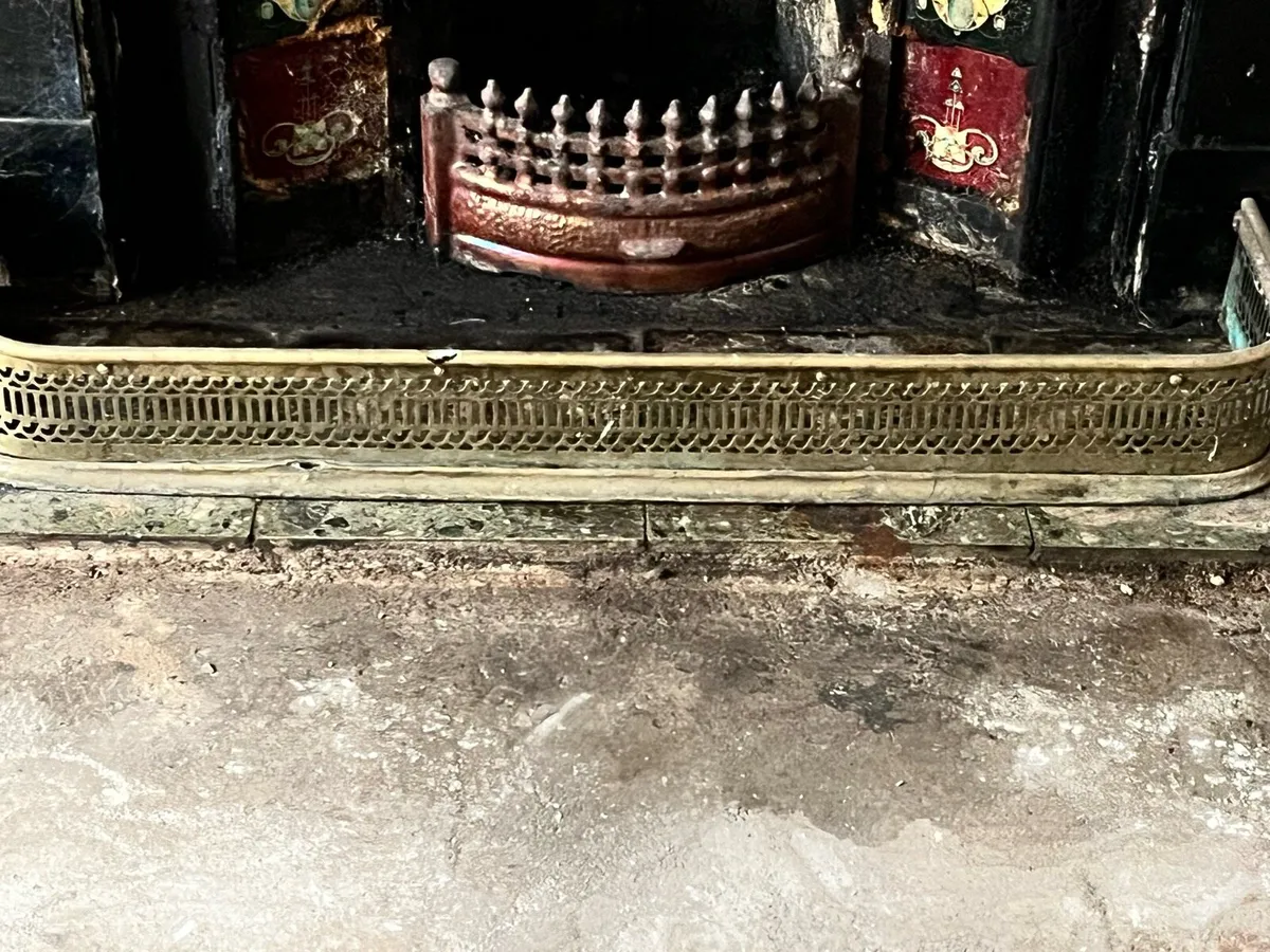 Fire place fender