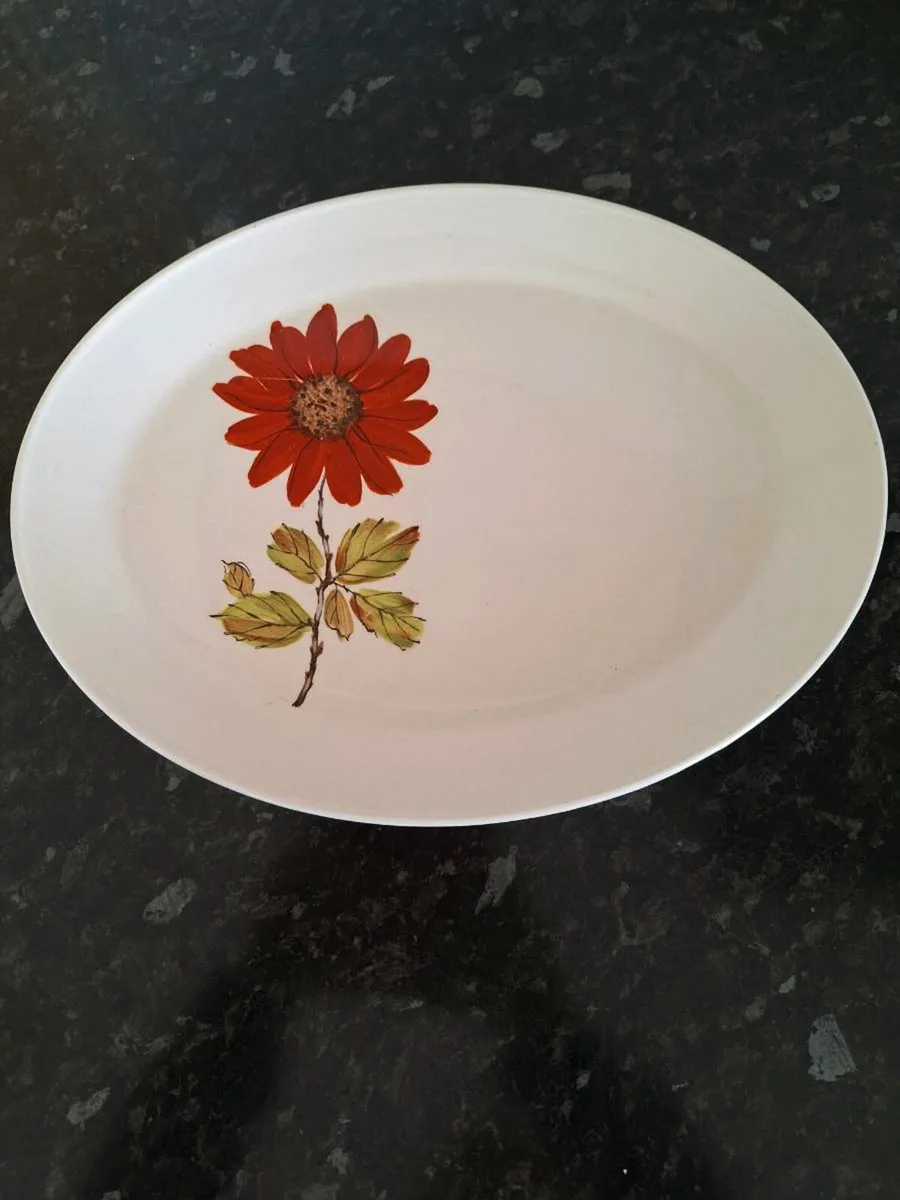 Vintage Johnson Bros casserole dish and oval plate - Image 3