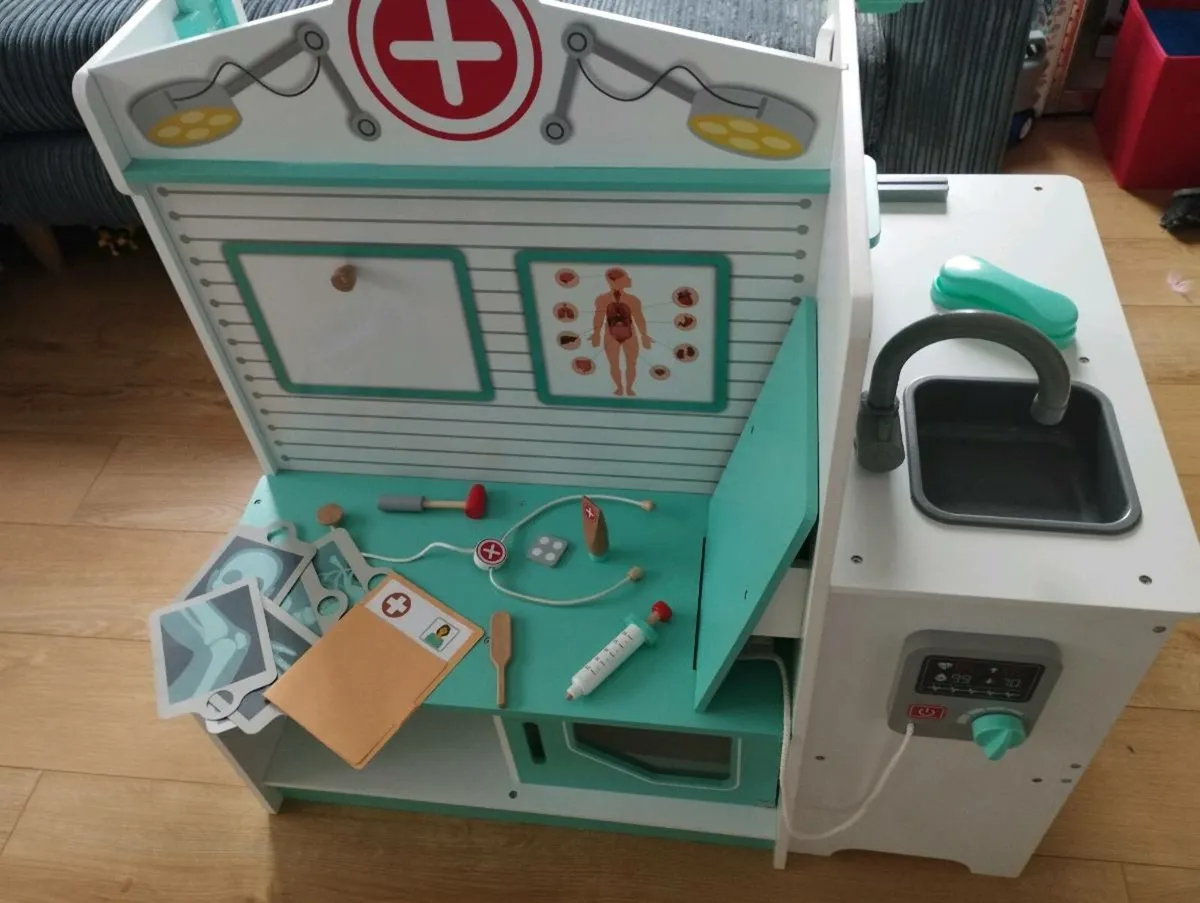 Toy doctor surgery - Image 1