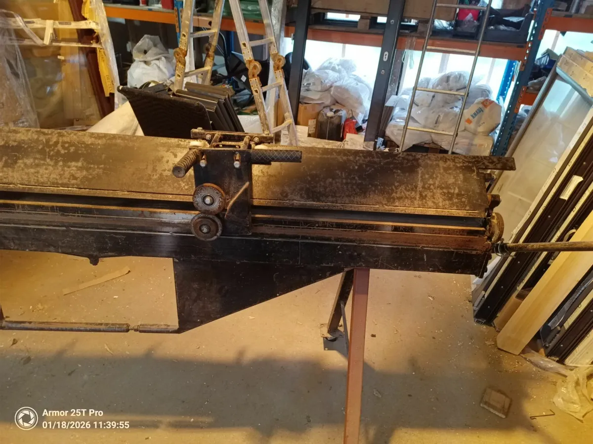 Sheet metal bender with cutting shears - Image 1