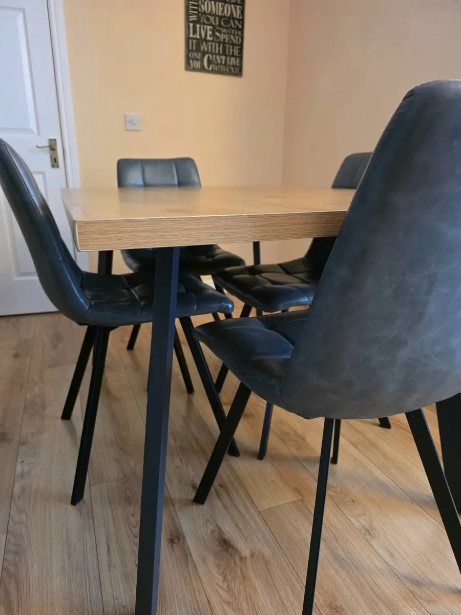 Dining table with 4 chairs - Image 1
