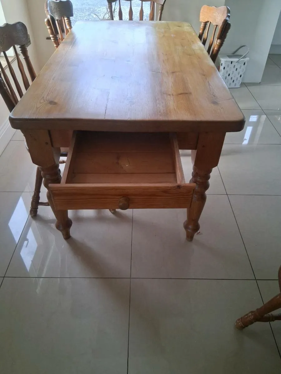 Solid pine table 6 oak chairs - Image 1