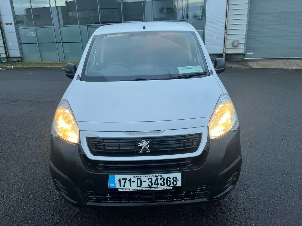 Mint low mileage Peugeot Partner DOE 5/26 Tax 7/26 - Image 2