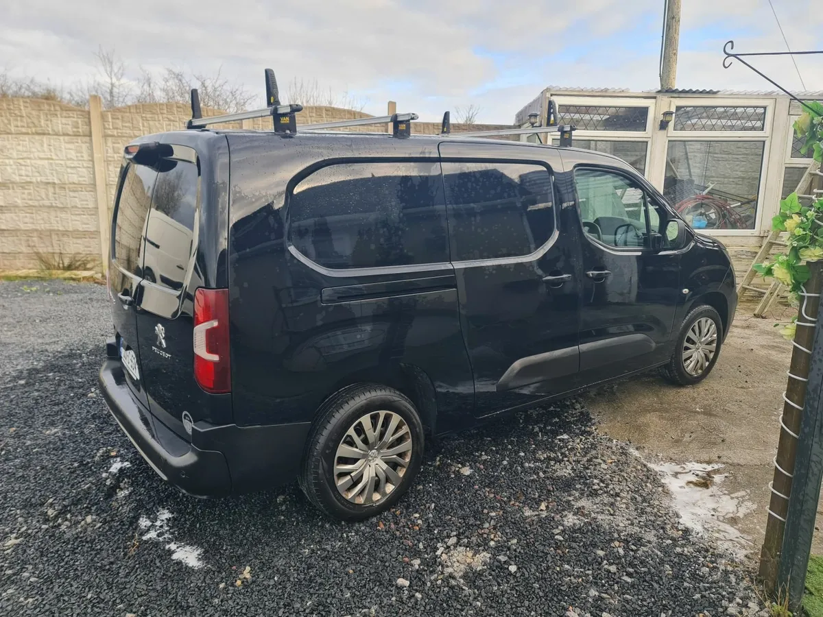 7ft in rear 3 seats 2020 .new cvrt 1.6 side doors - Image 1