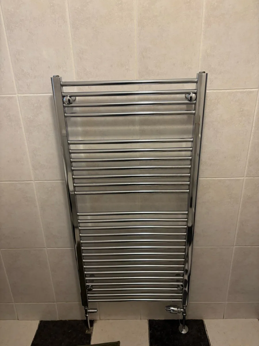 Toilet,sink, towel radiator - Image 1