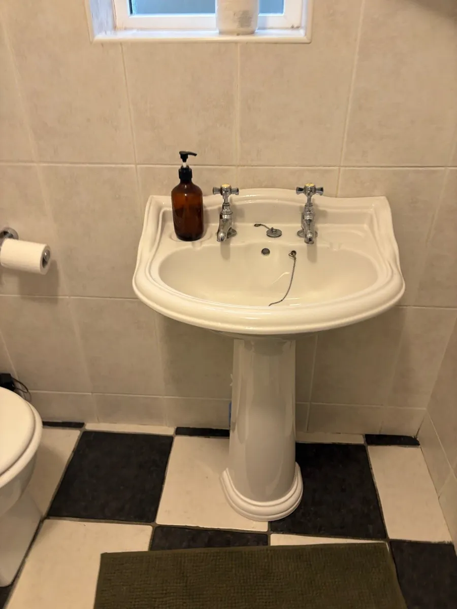 Toilet,sink, towel radiator - Image 4