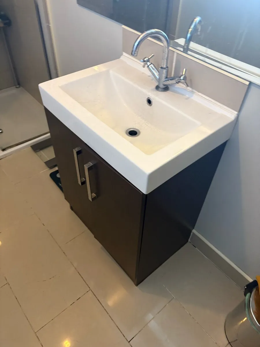 Toilet and sink unit - Image 1