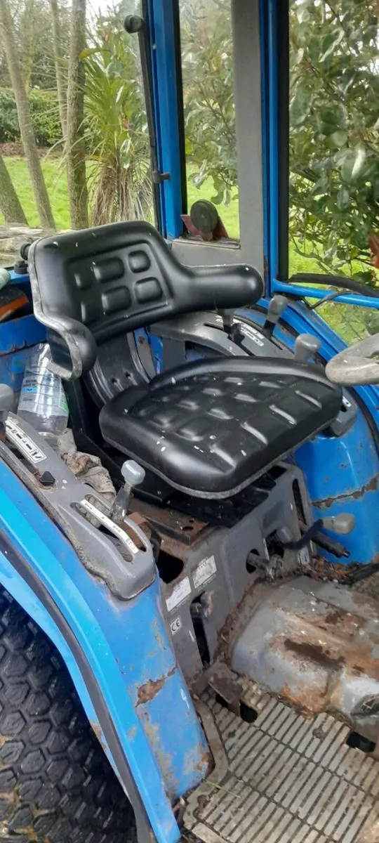 Iseki 321 Compact tractor 4WD +Finishing mower - Image 2