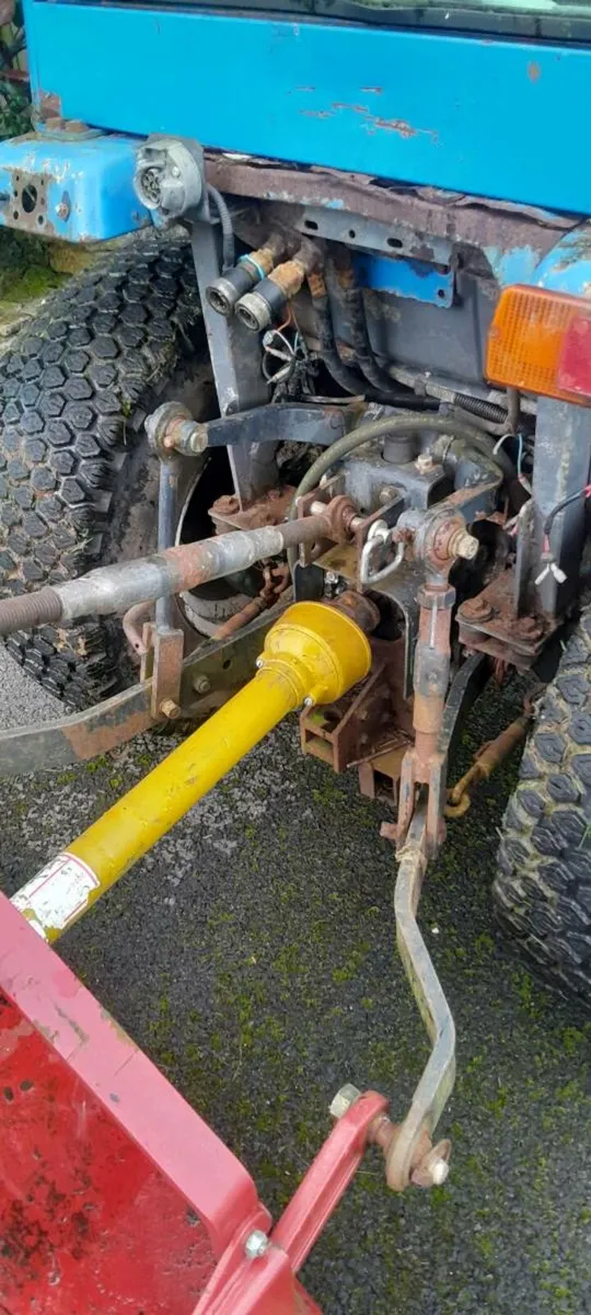 Iseki 321 Compact tractor 4WD +Finishing mower - Image 3