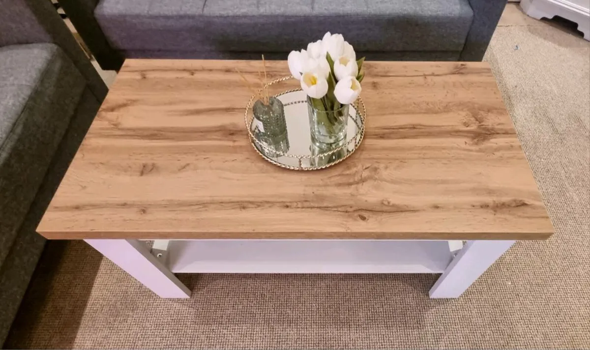 Coffee table.      LIKE BRAND NEW - Image 1