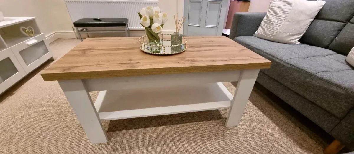 Coffee table.      LIKE BRAND NEW - Image 2