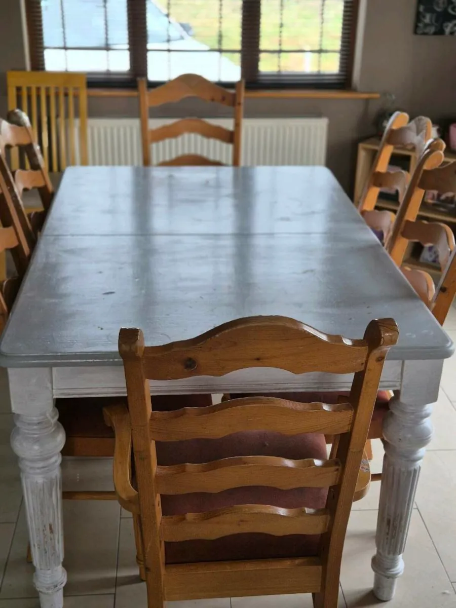 Table and six chairs - Image 1
