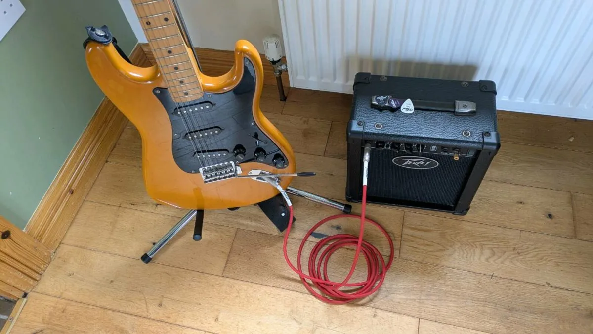 Electric guitar and amplifier - Image 1