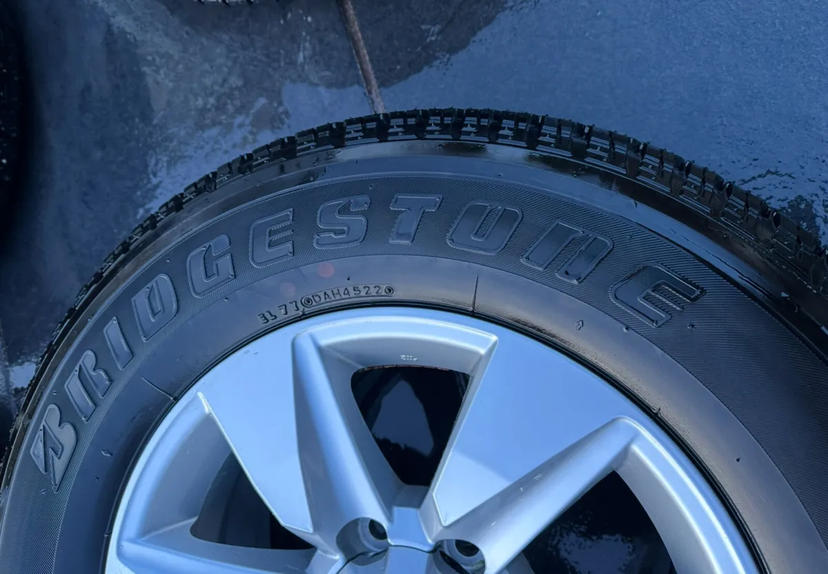 Toyota Landcruiser alloys and tyres - Image 4