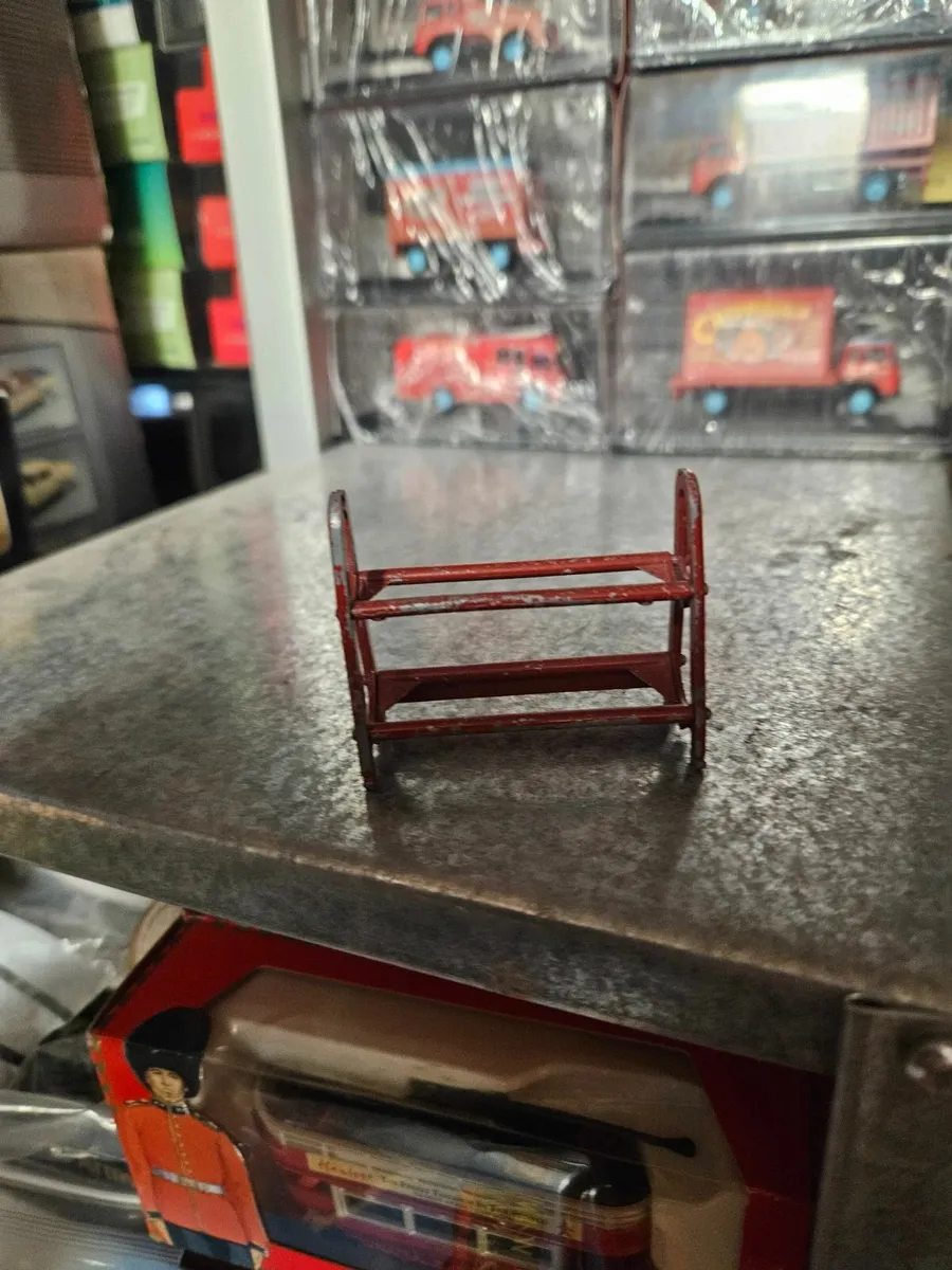 Corgi Dinky Garage Tyre Rack - Image 2
