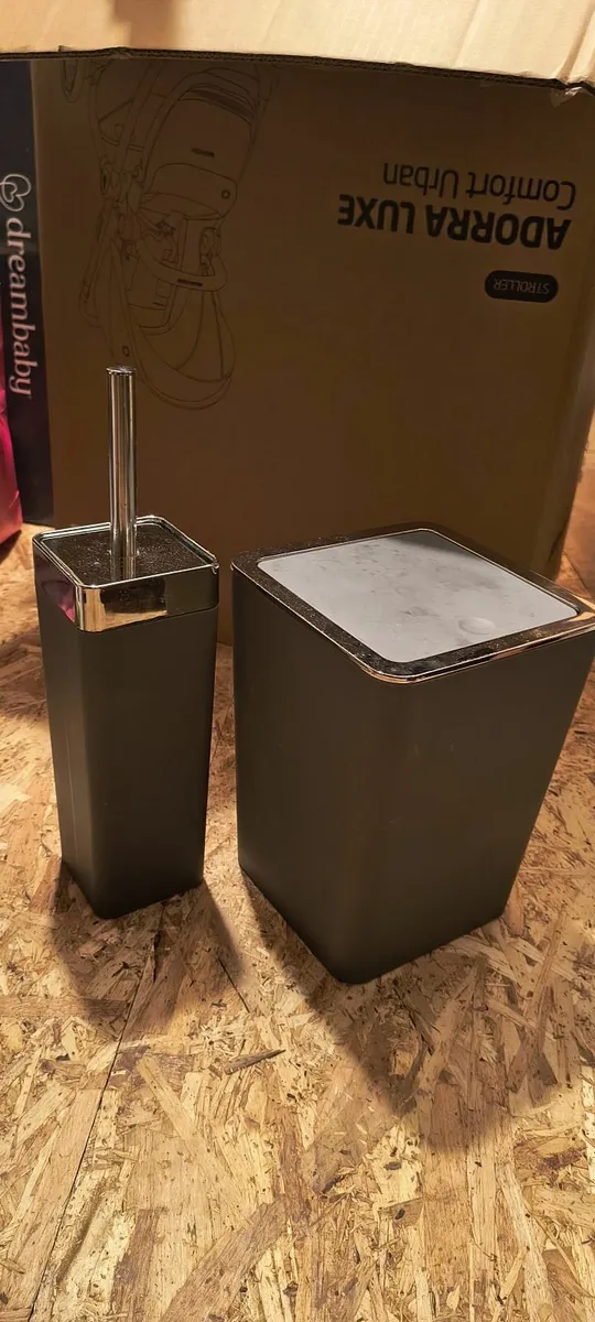 Bathroom set, bin & brush - Image 1