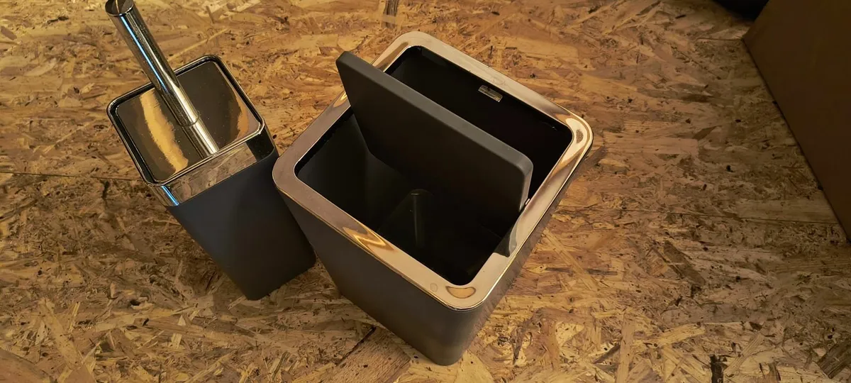 Bathroom set, bin & brush - Image 4