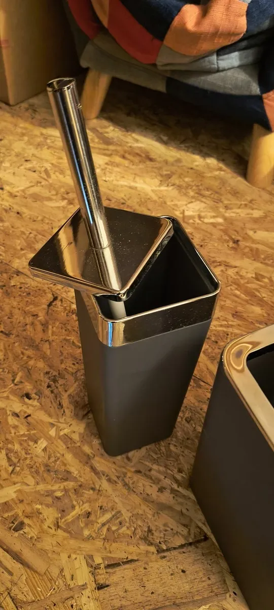 Bathroom set, bin & brush - Image 3