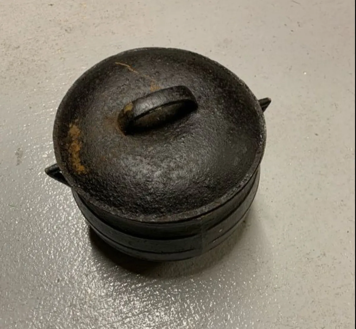 3 legged cast iron pot with lid - Image 2