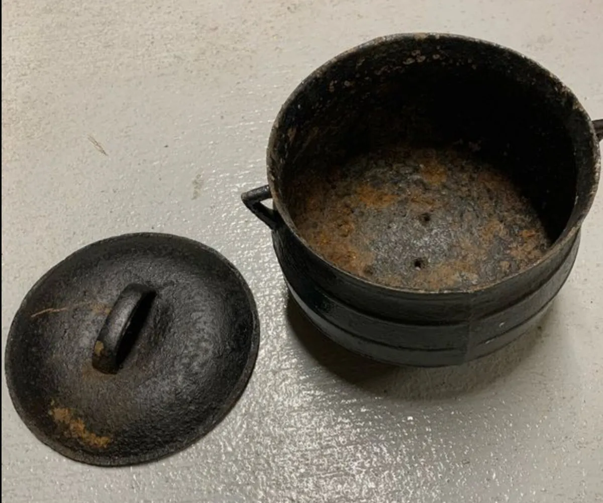 3 legged cast iron pot with lid - Image 3