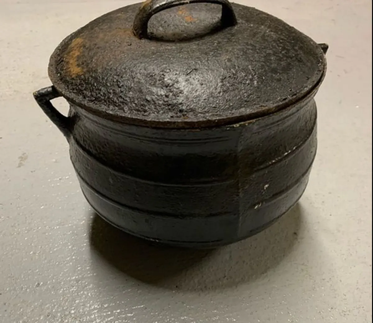 3 legged cast iron pot with lid - Image 1