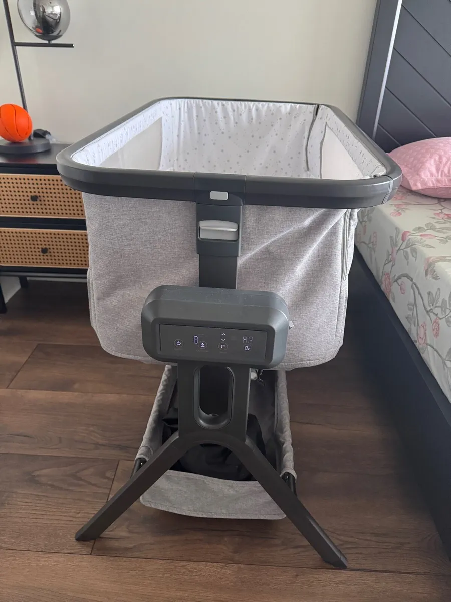Baby Elegance Co-Glide Electric Bedside Crib - Image 4