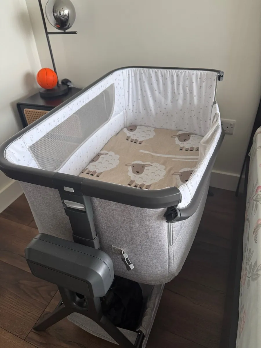 Baby Elegance Co-Glide Electric Bedside Crib - Image 2