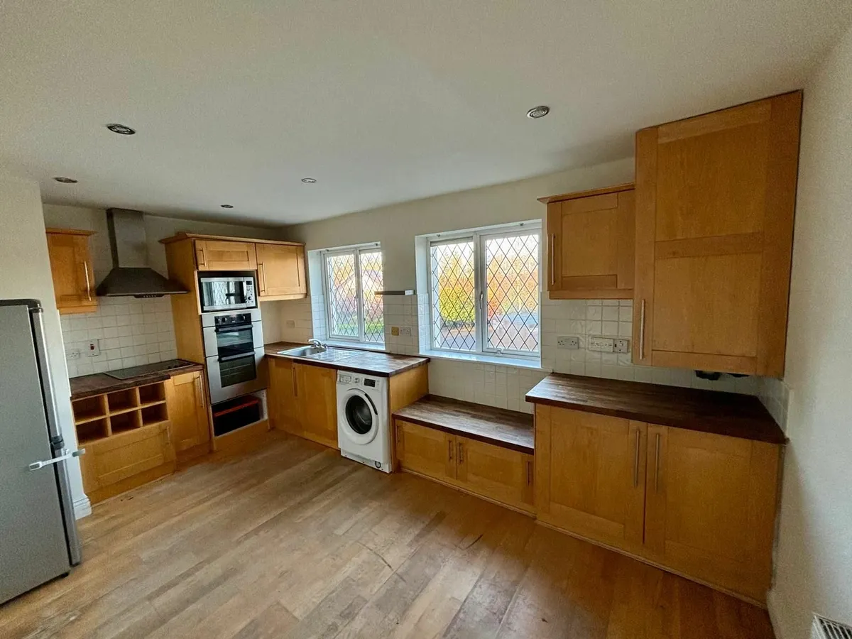 Kitchen and appliances - Image 1