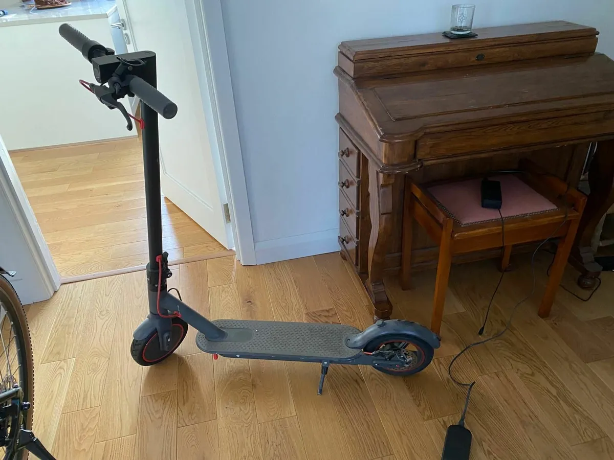 2 e-scooters - Image 1