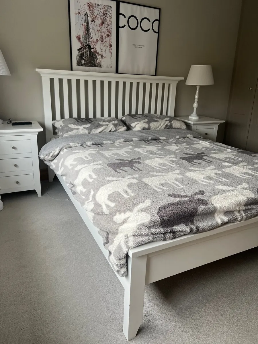 Bed frame and bedside lockers - Image 3