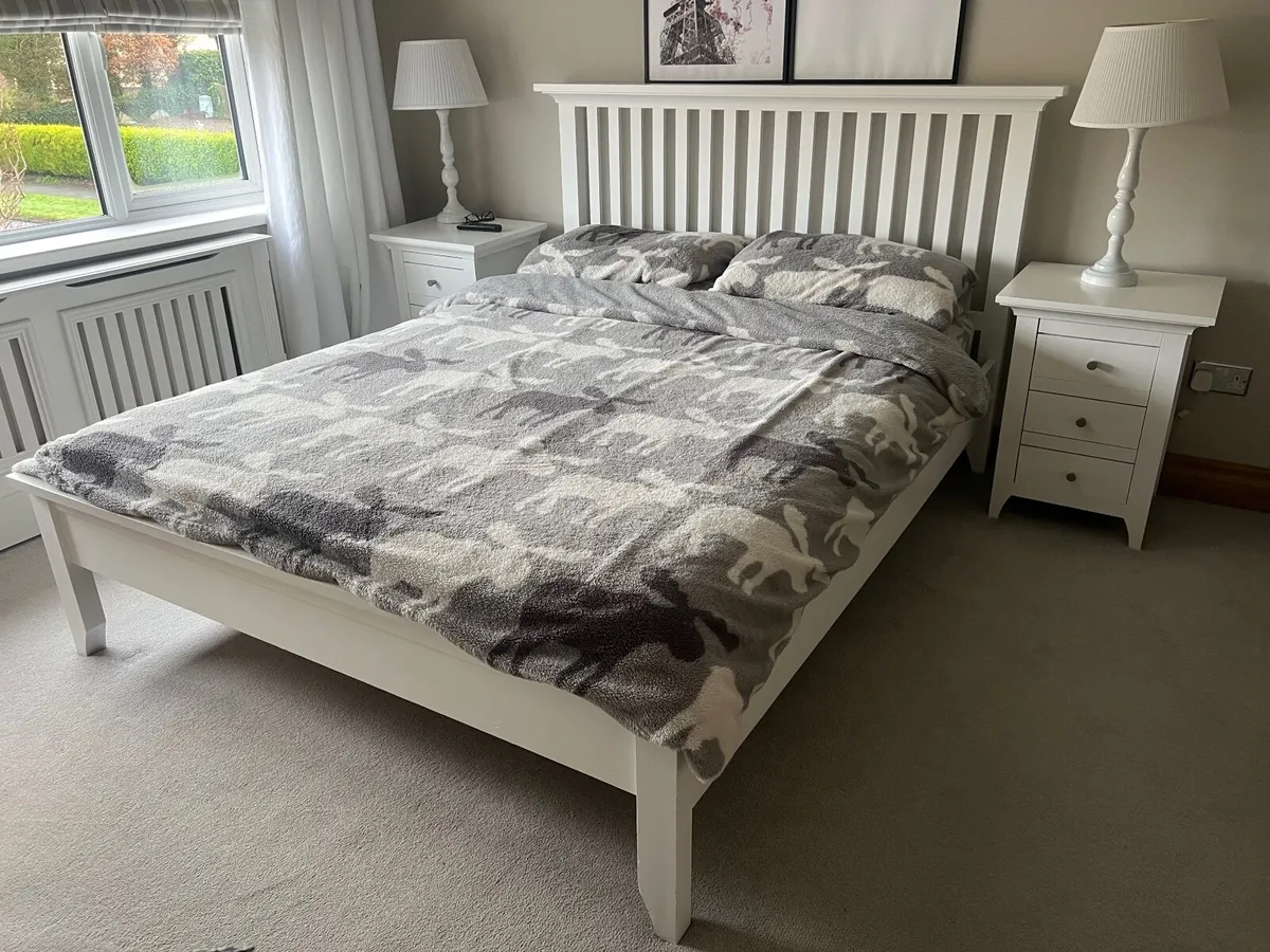 Bed frame and bedside lockers - Image 4