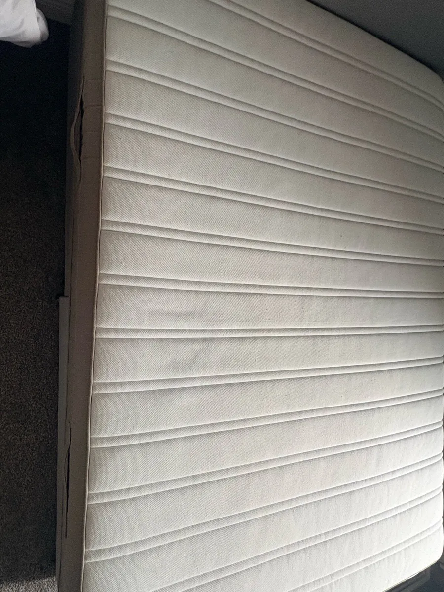 Double bed with mattress base and headboard - Image 1