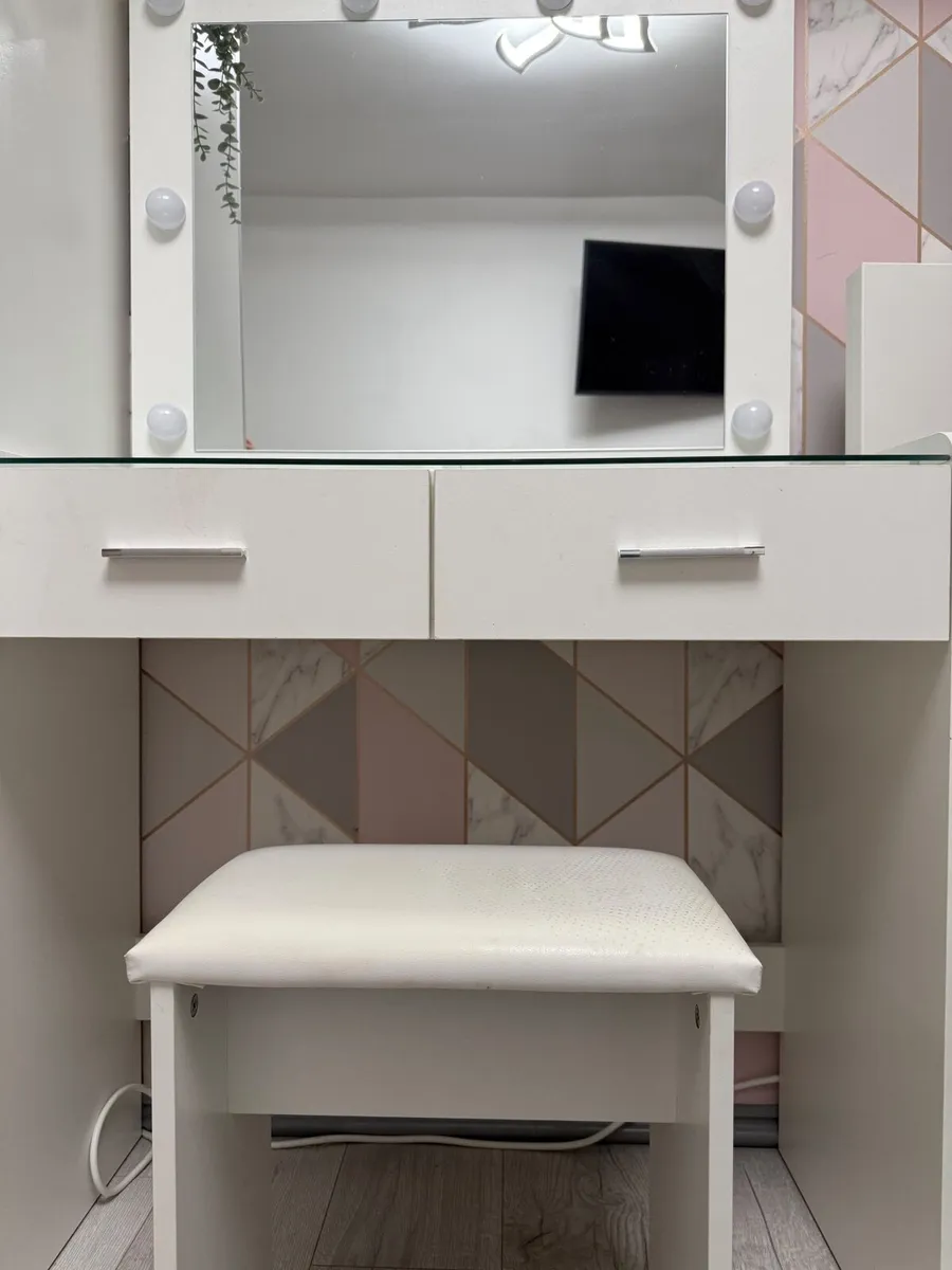 Dressing table with mirror - Image 1