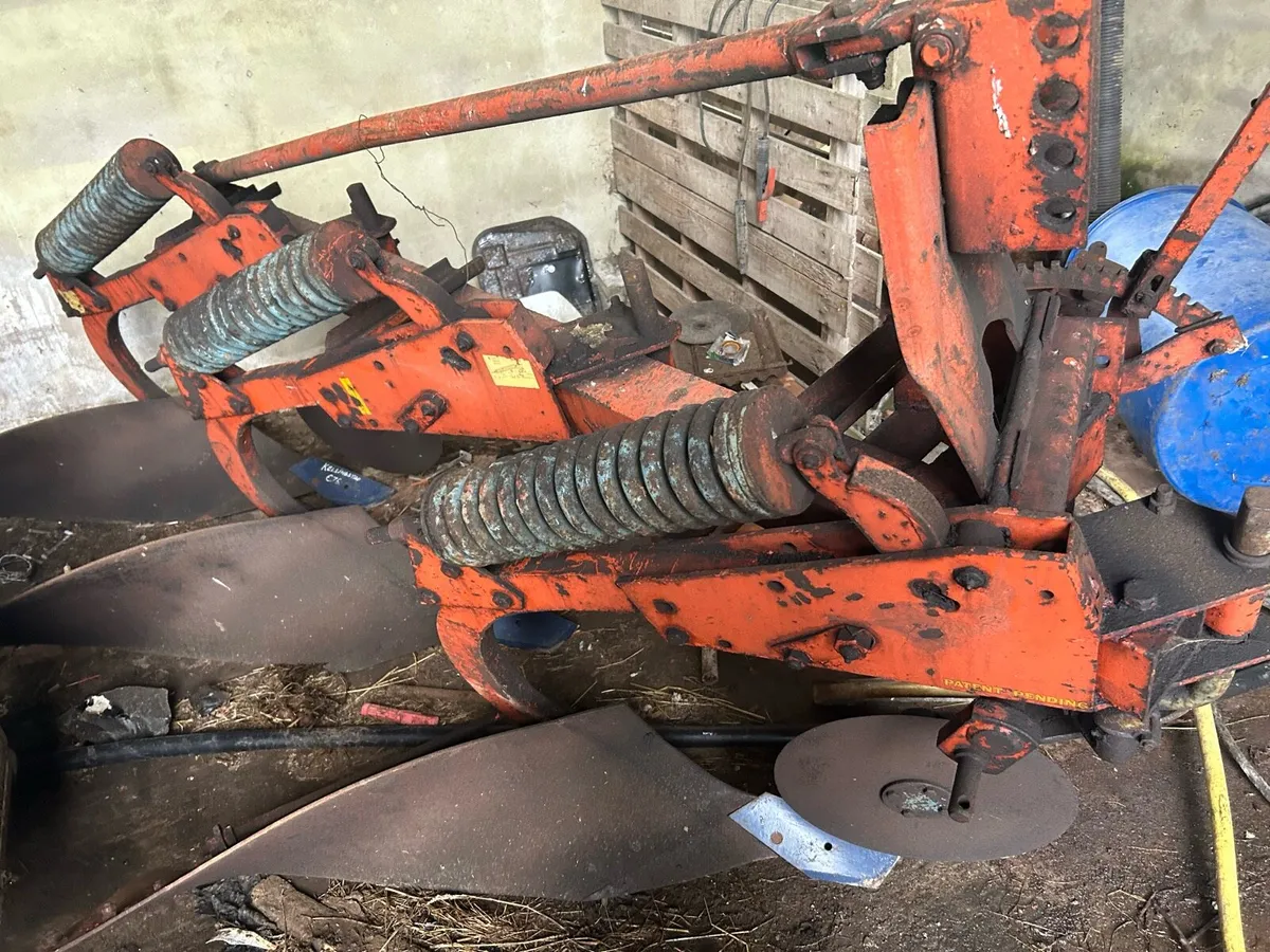 3furrow spring release plough - Image 1