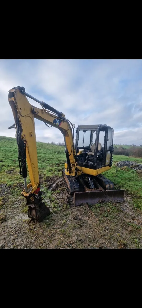 Cat 302.5 digger - Image 1