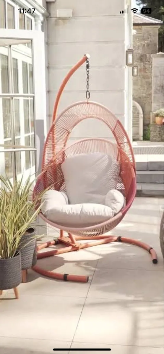 Outdoor Egg Chair with FREE matching table/chair - Image 1