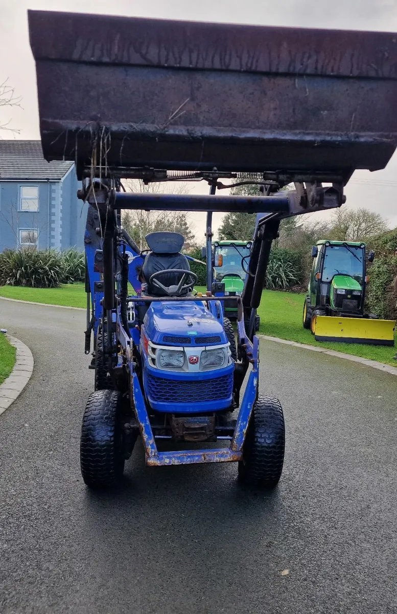 Iseki 34hp Compact Tractor with Loader & Backhoe - Image 2