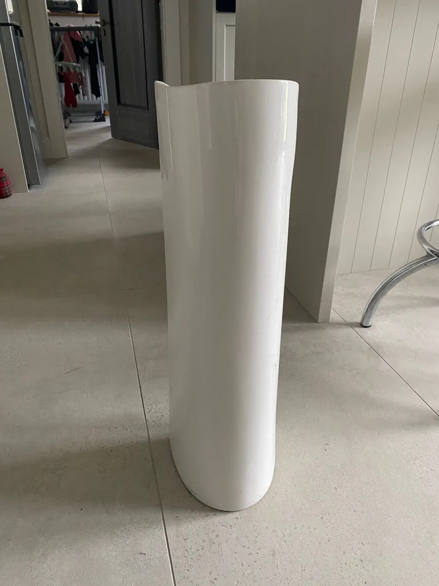 Bathroom pedestal - Image 1