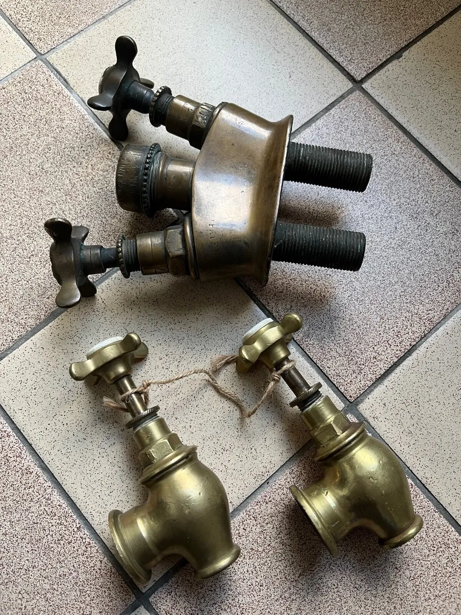 Antique copper taps €80 - Image 1